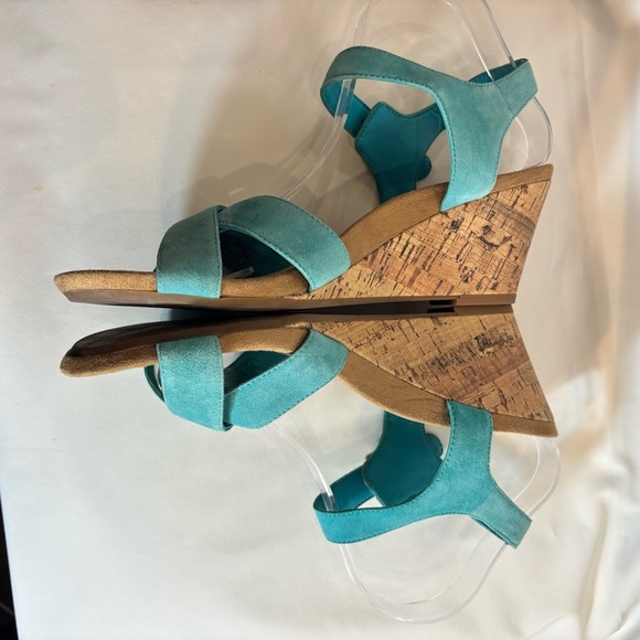 VIONIC Sz 10 Teal Wedge Strappy Sandals Buckle Closure Suede Orthotic Footbed - Picture 4 of 15